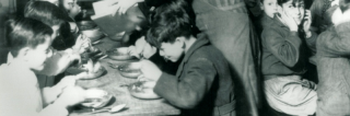 Garçons en cantine – archives